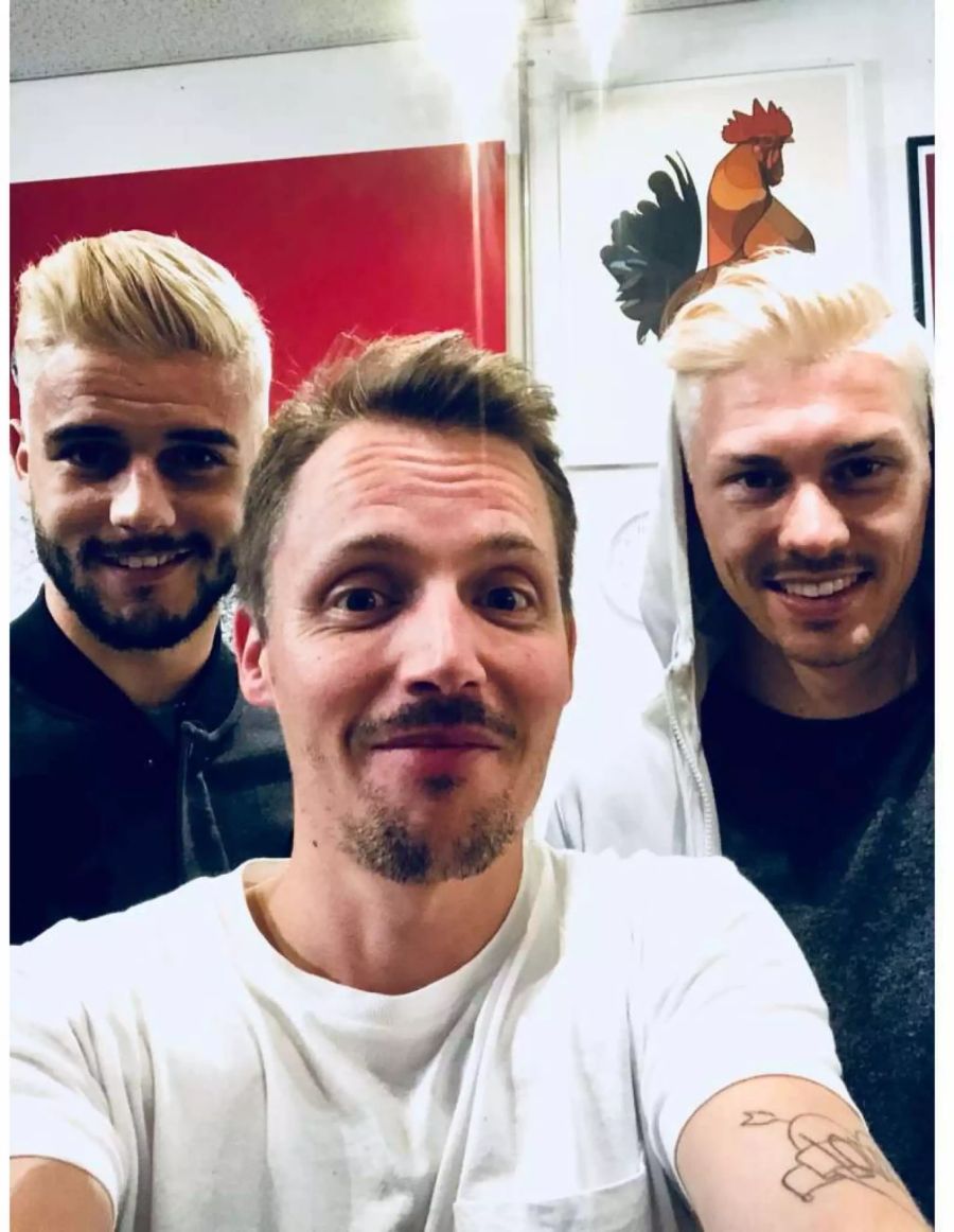 Die beiden YB-Spieler liessen sich von Enrico Bizzarro die Haare blondieren.