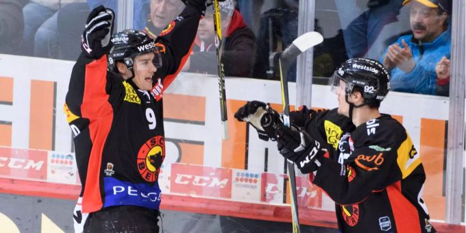 Berns Mason Raymond, links, jubelt nach seinem Tor zum 3:0 neben Gaetan Haas, Berns Mason Raymond, links, jubelt nach seinem Tor zum 3:0 neben Gaetan Haas,