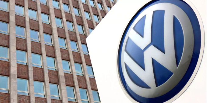 Das Logo der Volkswagen AG. elektroauto