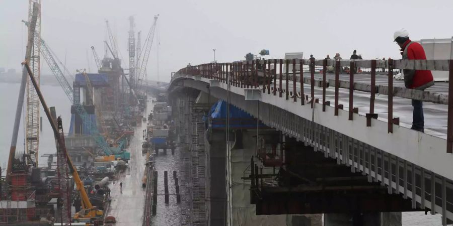 Die Bauarbeiten an der riesigen Brücke laufen derzeit.