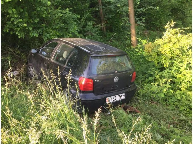 Gestohlenes Auto wird unter Böschung gefunden - Kantonspolizei Fribourg Gestohlenes Auto wird unter Böschung gefunden - Kantonspolizei Fribourg