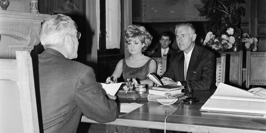 Als die belgische Schönheitskoenigin Viviane Caroline LeCerf am 8. Juni 1964 in Genf Stewart Granger heiratete, hatte sie keine Wahl: Sie musste den Namen ihres Gatten annehmen. Heute aber ist das anders.