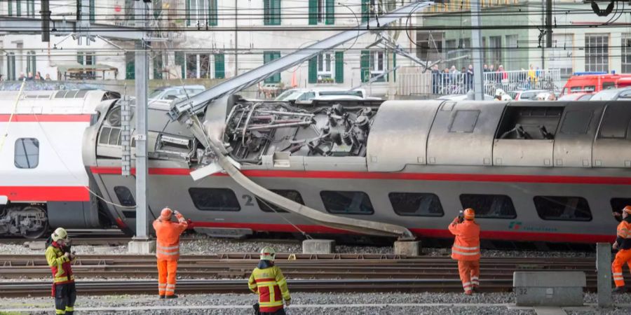 Spektakulär, aber statistisch gesehen eine Ausnahmeerscheinung: Am 22. März 2017 sprang beim Bahnhof Luzern ein Eurocity aus den Weichen.