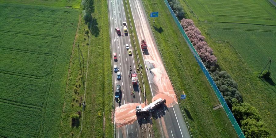 12 Tonnen flüssige Schokolade zieren nun die Autobahn in Polen.