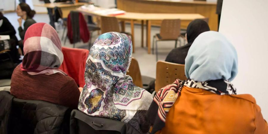 Eine Lehrerin mit Kopftuch darf nicht an einer Berliner Grundschule unterrichten (Symbolbild).