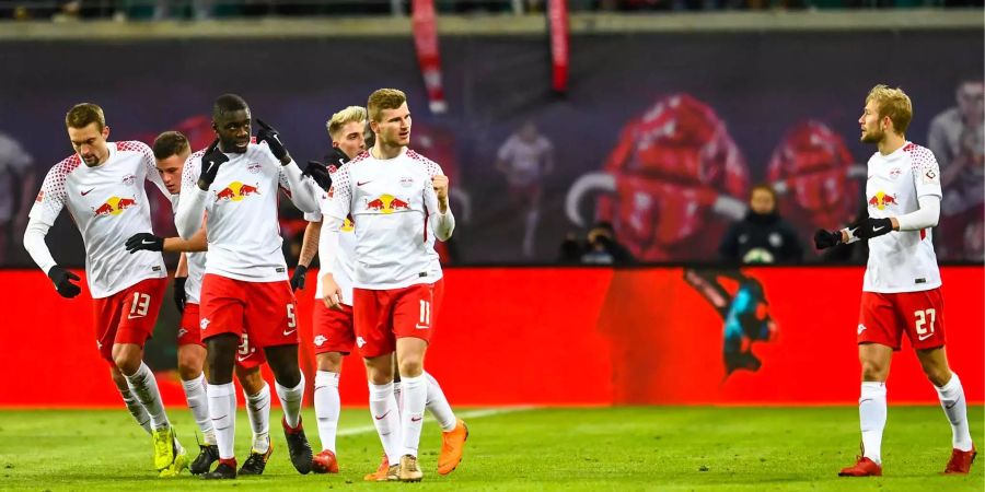 Timo Werner (Mitte) bejubelt mit seinen Team-Kollegen von RB Leipzig den Siegestreffer.