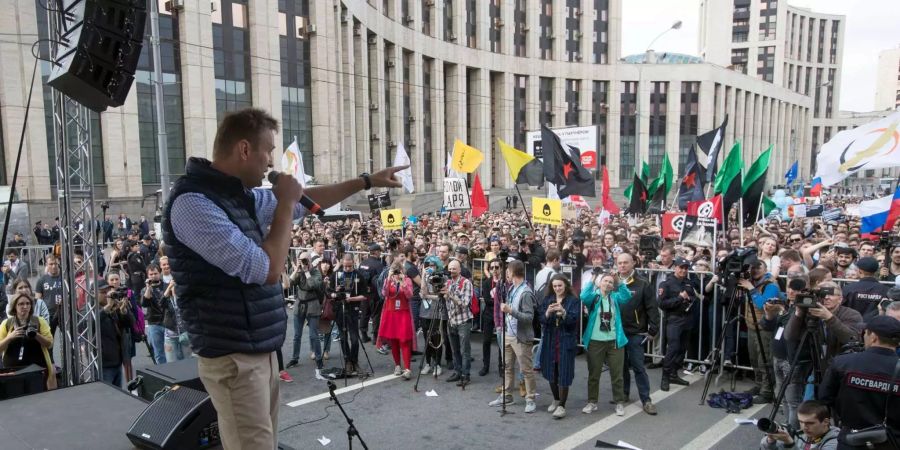 Tausende Menschen haben heute Montag in Moskau gegen die Sperre des Chatdienstes Telegram demonstriert.