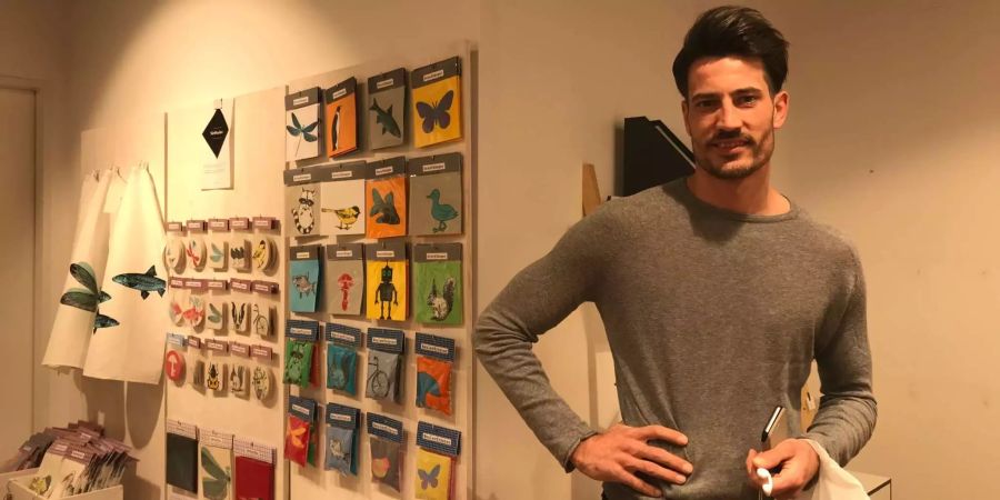 Fernandez David, 32, Vater: «Ich bin zum ersten Mal in einem Pop-Up-Store und finde es spannend etwas rum zuschauen. Deshalb kaufe ich nicht nur gerne online ein, um beraten zu werden und vorallem gehe ich dann wieder Mal aus dem Haus (lacht).»