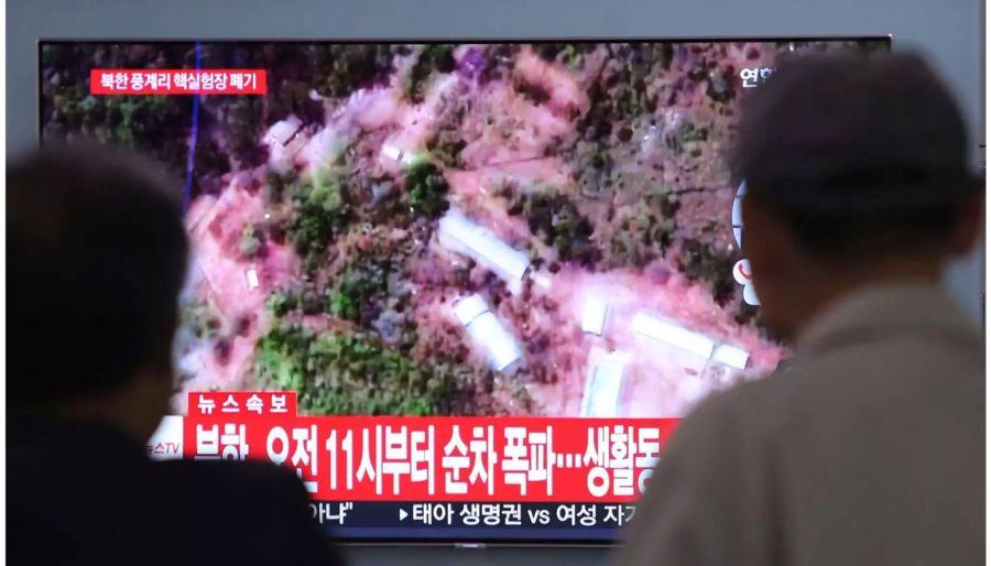 Menschen verfolgen am Bahnhof von Seoul eine Nachrichtensendung auf einem Fernseher, die Satellitenbilder von dem Atomtestgelände Punggye-ri in Nordkorea zeigt.