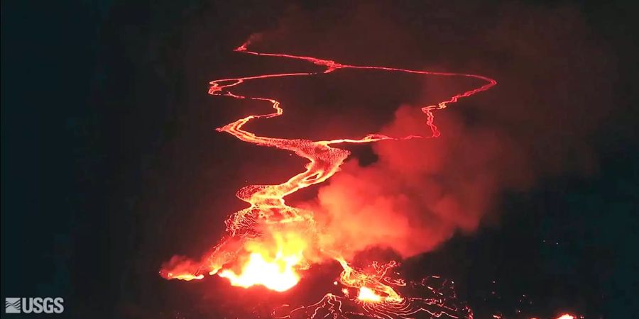 Bild einer unbemannten Drohne eines Lavastromes nahe der Stadt Pahoa.