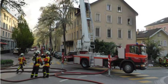 Der Brand brach in der obersten Wohnung des Mehrfamilienhauses aus. Der Brand brach in der obersten Wohnung des Mehrfamilienhauses aus.