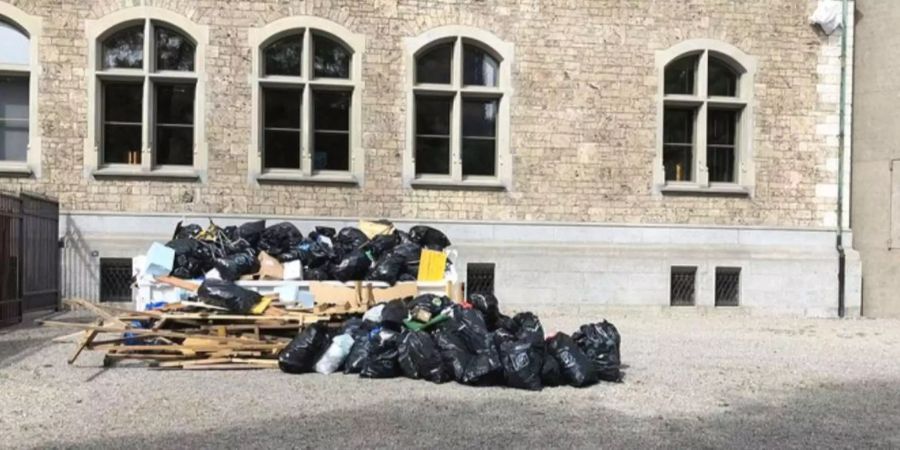 Der Platzspitz beim Hauptbahnhof ist mittlerweile wieder sauber. Die BesetzerInnen hinterliessen einzig einen geordneten Abfallberg.