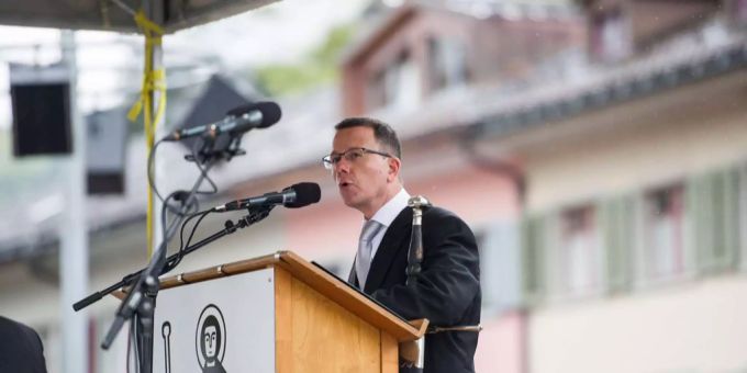 Landammann Rolf Widmer eröffnete die Glarner Landsgemeinde mit kritischen Gedanken zu Wohlstand und Glück. Landammann Rolf Widmer eröffnete die Glarner Landsgemeinde mit kritischen Gedanken zu Wohlstand und Glück.