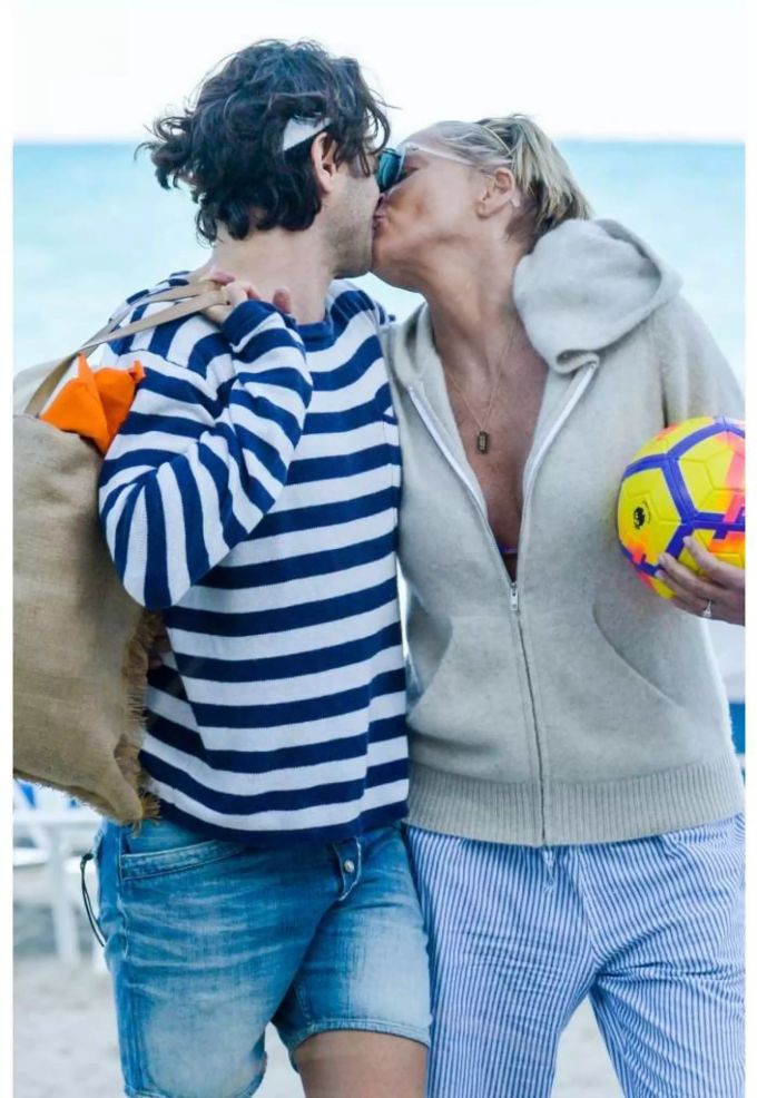 Sharon Stone und Angelo Boffa küssten sich im März vor den Augen der Welt. Sharon Stone und Angelo Boffa küssten sich im März vor den Augen der Welt.