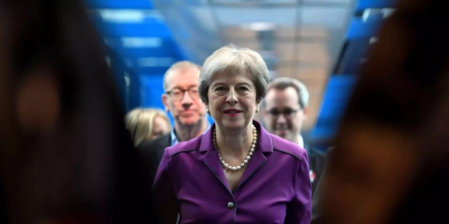 Theresa May (M), Premierministerin von Grossbritannien, kommt zum Parteitag der Konservativen Partei im International Convention Centre.