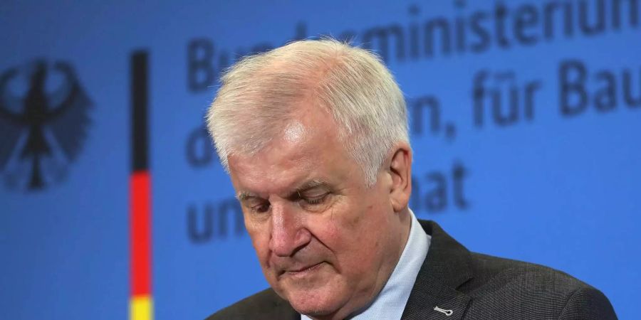 Innenminister Horst Seehofer schaut bei der Pressekonferenz zum Fall Maassen nach unten.