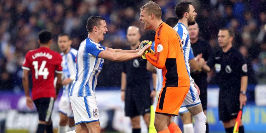 Grosse Feier bei Premier League-Aufsteiger Huddersfield: Nach 65 Jahren gewinnt das Team des Schweizers Florent Hadergjonaj (23) gegen Manchester United mit 2:1. Der Ex-YB-Junior verfolgte das Geschehen auf der Bank.