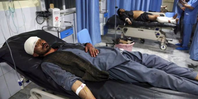 Ein verletzter Mann wird nach dem Anschlag in Kabul, Afghanistan, gepflegt. Ein verletzter Mann wird nach dem Anschlag in Kabul, Afghanistan, gepflegt.