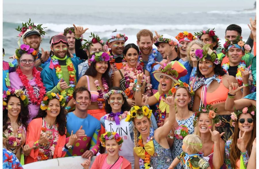 Meghan und Harry (Mitte) mit der Surf-Gruppe «OneWave» am Strand von Bondi Beach.