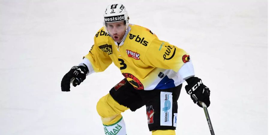 SC Bern-Profi Justin Krueger befindet sich während eines Spiels auf dem Eis.