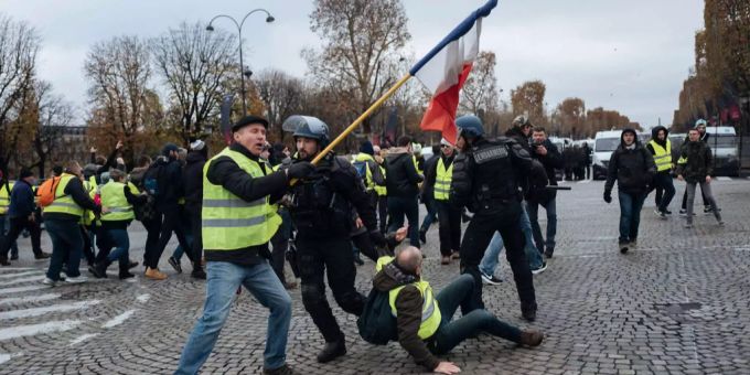 Die Polizei und die Gelbwesten treffen Woche für Woche bei Strassenkämpfen aufeinander - Mehrere Menschen starben bei den Protesten.