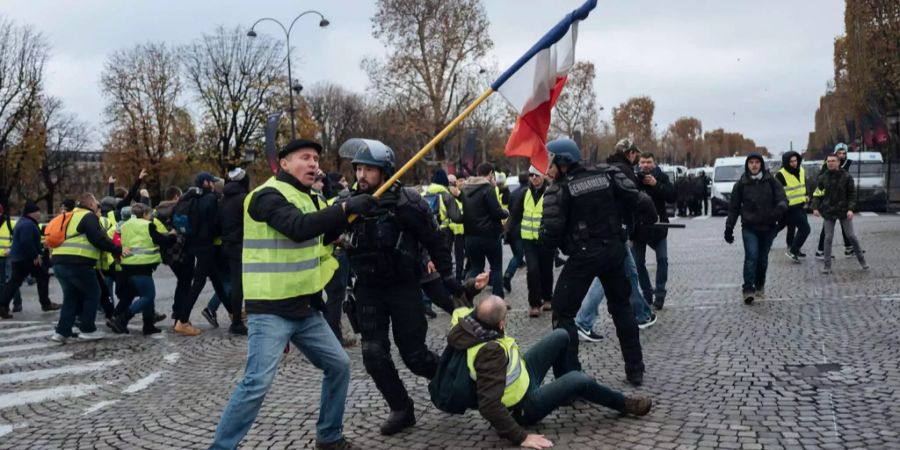 Die Polizei und die Gelbwesten treffen Woche für Woche bei Strassenkämpfen aufeinander - Mehrere Menschen starben bei den Protesten.