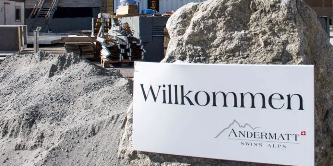 Das Logo von «Andermatt Swiss Alps» auf einem Stein.
