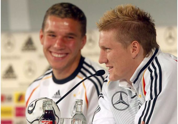 Lukas Podolski (links) und Bastian Schweinsteiger (rechts) an einer Pressekonferenz bei der WM 2006 in Deutschland. Podolski und Schweinsteiger