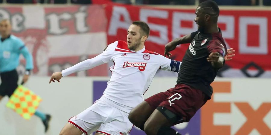 Kostas Fortounis (l) von Piräus gegen kämpft gegen Cristian Zapata von Mailand um den Ball.