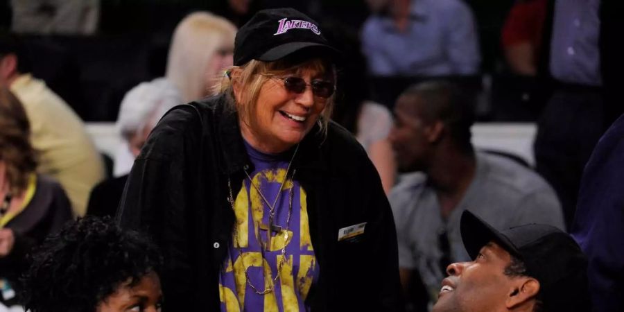 Penny Marshall an einem Basketballspiel.