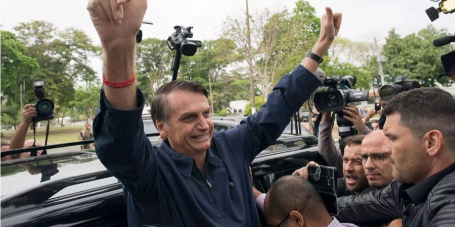 Jair Bolsonaro jubelt in Brasilien vor seinen Unterstützern.