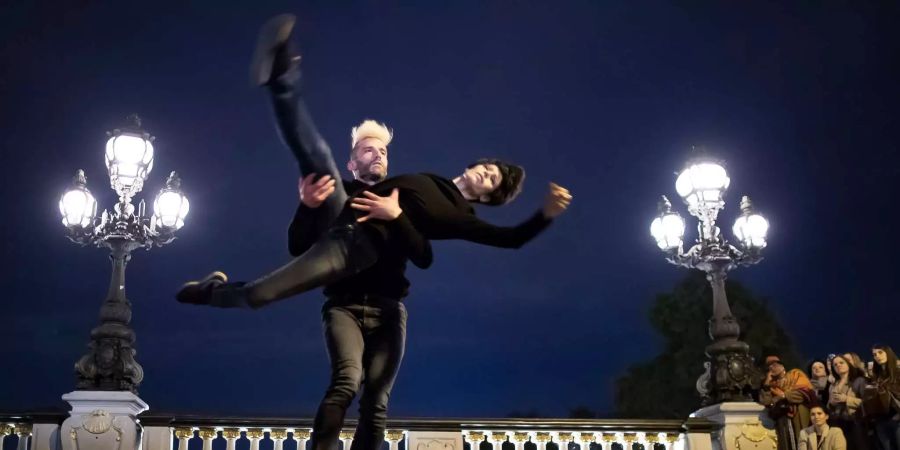 Der französische Tänzer und Choreograph Marie-Claude Pietragalla tanzt während einer Aufführung auf der Pont Alexandre III-Brücke über der Seine als Teil der Nuit Blanche in Paris.