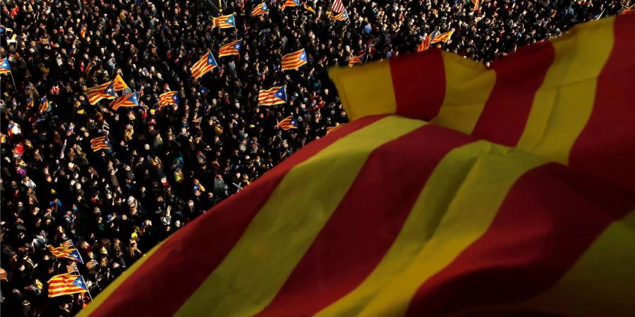 Demonstranten schwenken bei einer Demonstration für eine katalonische Republik die Estelada, die Unabhängigkeitsflagge Kataloniens.