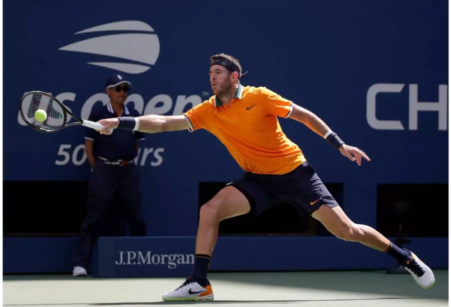 Juan Martin del Potro schlägt eine Vorhand beim Match gegen John Isner.