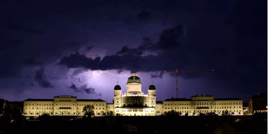 Über dem Bundeshaus in Bern blitzt es.