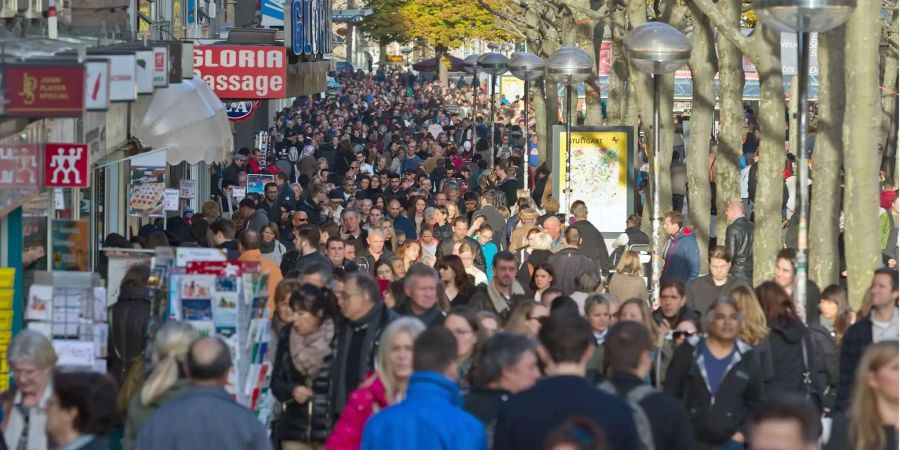 Passanten gehen durch die Königstrasse in Stuttgart (D).