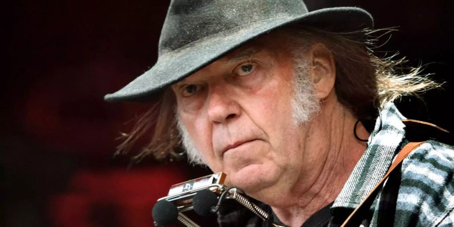 Der kanadische Rockmusiker Neil Young tritt auf dem Roskilde Festival auf.