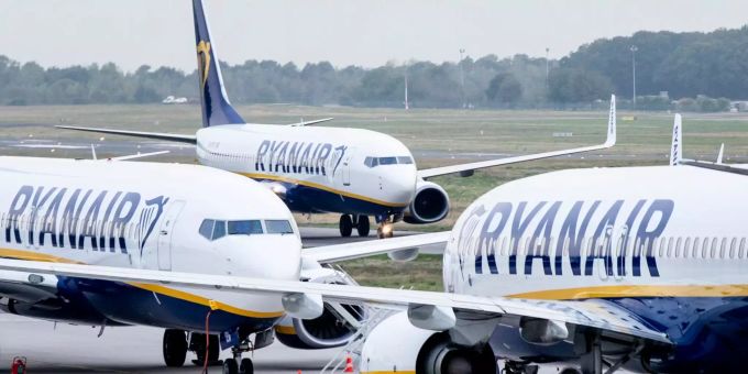 Ryanair steht im Streit mit den Gewerkschaften. Flugzeuge der irischen Airline Ryanair stehen auf dem Vorfeld des Flughafens Weeze.
