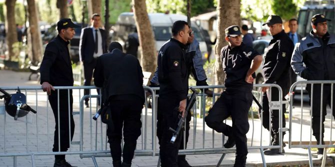 Sicherheitskräfte stehen neben dem Ort des Attentats in Tunis.