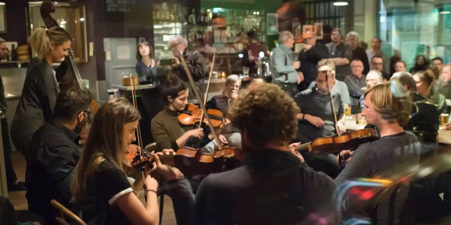 Zum Studium gehören auch regelmässige Auftritte, sogenannte «Stubete» mit allen Volksmusik-Studenten.