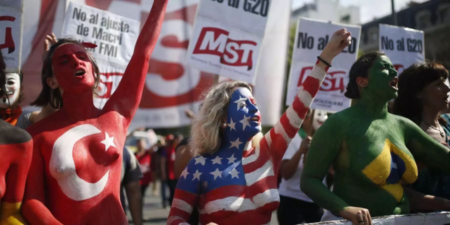 Frauen haben sich in den Nationalfarben der G20-Staaten geschminkt.