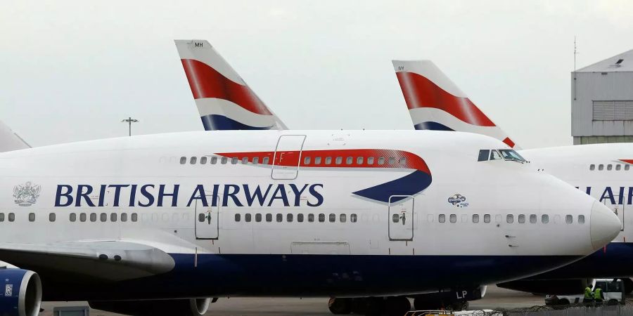 Ein Flugzeug der Fluggesellschaft British Airways steht auf dem Flughafen Heathrow (GB).