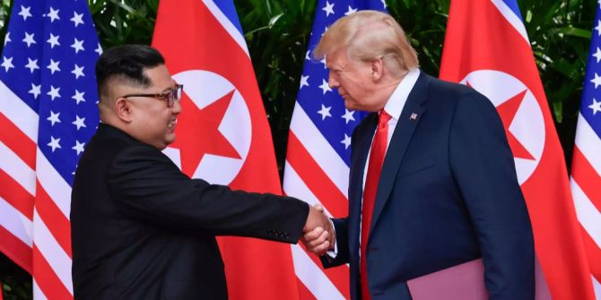 Kim Jong Un (l.) und Donald Trump (r.) schütteln sich nach dem ersten Gipfel zwischen den USA und Nordkorea in Singapur die Hände.