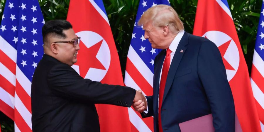 Kim Jong Un (l.) und Donald Trump (r.) schütteln sich nach dem ersten Gipfel zwischen den USA und Nordkorea in Singapur die Hände.