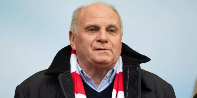 Uli Hoeness, Präsident des FC Bayern, steht im Stadion.