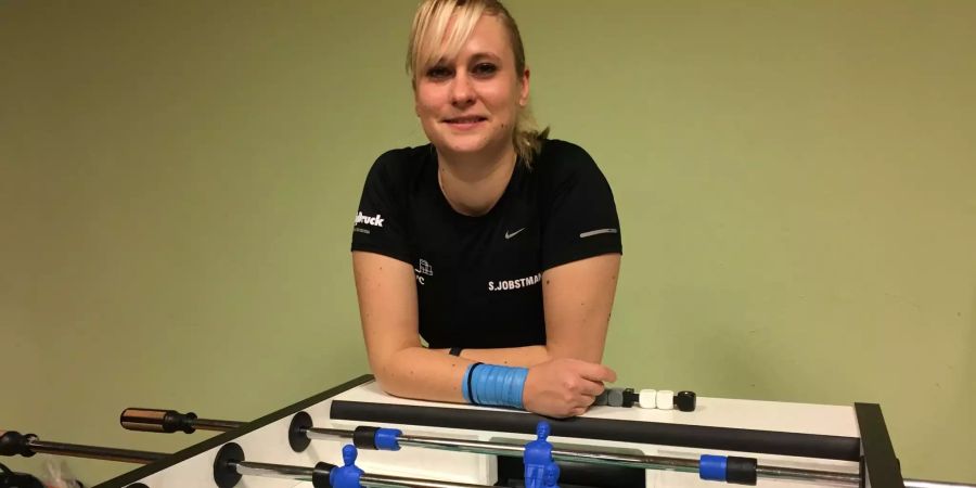 Tischfussballerin Sophie Jobstmann steht neben einem Fussballtisch.