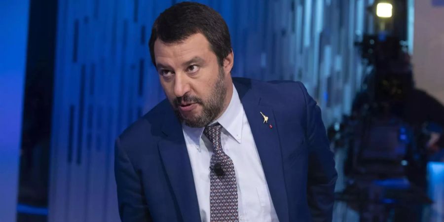 Italiens Innenminister Matteo Salvini spricht in einem Fernsehinterview in Rom.