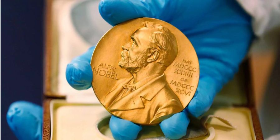 Die Medaille des Nobelpreises, worauf Alfred Nobel zu sehen ist.