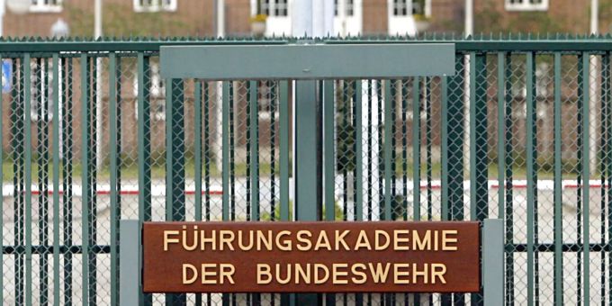 Das Foto zeigt die Einfahrt zur Führungsakademie der Bundeswehr. Das Foto zeigt die Einfahrt zur Führungsakademie der Bundeswehr.