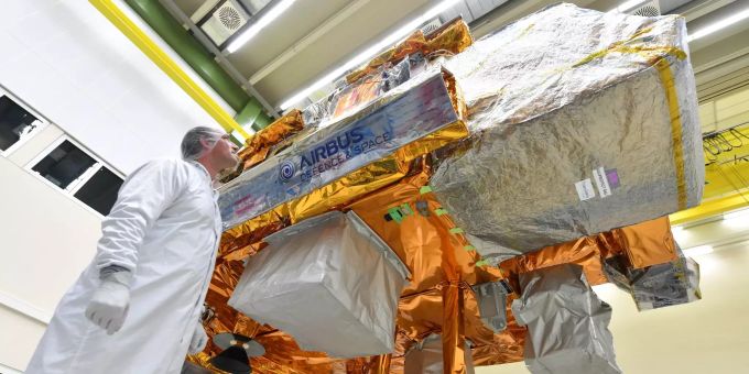 Der Wetter-Satellit «MetOp-C» befindet sich endlich im All. Ein Techniker kontrolliert in einer Montagehalle von Airbus Defence and Space den im Bau befindlichen Satelliten «MetOp-C».